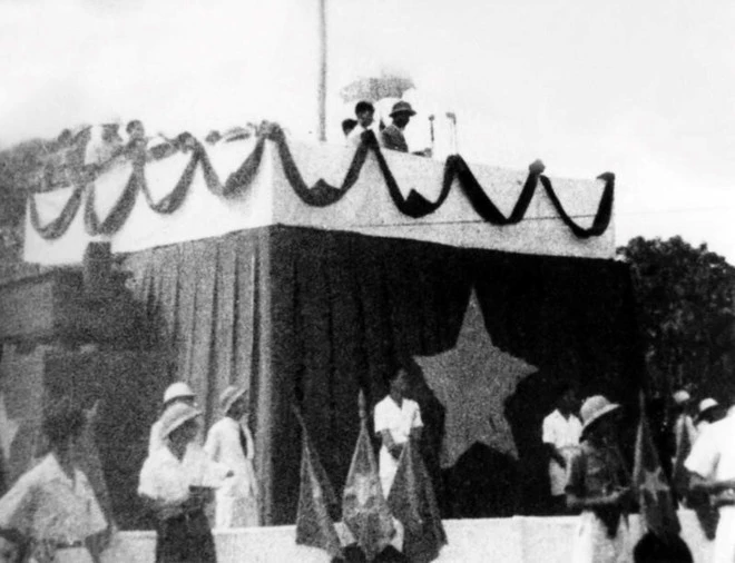 Sáng 2/9/1945, tại Quảng trường Ba Đình lịch sử, Chủ tịch Hồ Chí Minh đọc Tuyên ngôn Độc lập, khai sinh nước Việt Nam Dân chủ Cộng hòa, khẳng định trước quốc dân đồng bào và toàn thế giới: “Nước Việt Nam có quyền hưởng tự do và độc lập, và sự thực đã thành một nước tự do và độc lập. Toàn thể dân Việt Nam quyết đem tất cả tinh thần và lực lượng, tính mệnh và của cải để giữ vững quyền tự do và độc lập ấy.” (Ảnh: TTXVN)