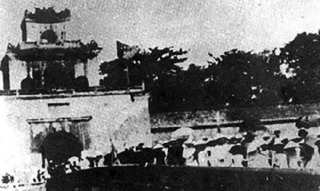 Nhân dân Thừa Thiên - Huế tham gia giành chính quyền và kéo vào cửa Thượng Tứ ngày 23/8/1945, ngày cách mạng thắng lợi tại Huế. (Ảnh: Tư liệu/TTXVN phát)