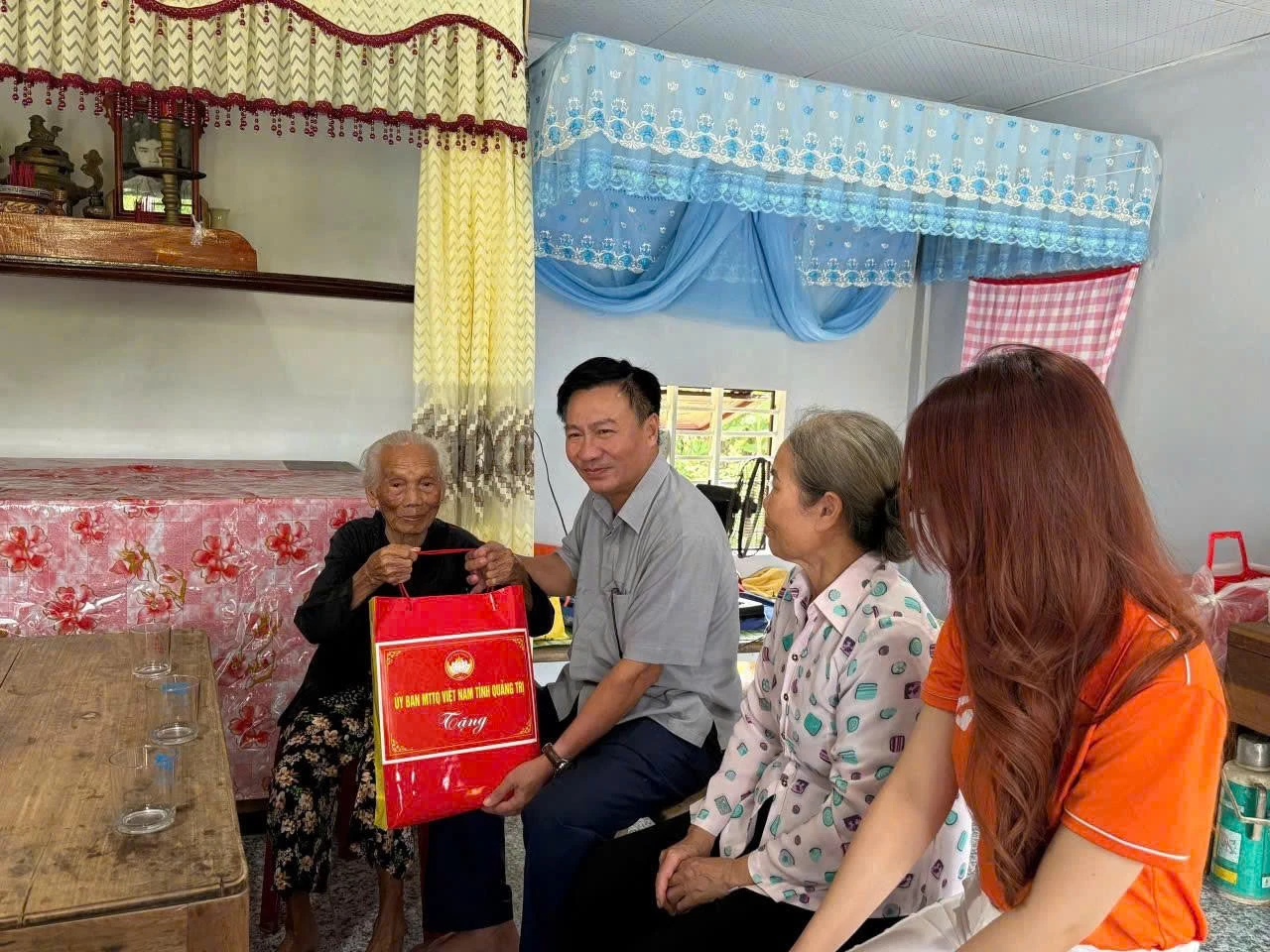 Phó Chủ tịch Thường trực Ủy ban MTTQVN tỉnh Quảng Trị Đào Mạnh Hùng trao tặng quà cho gia đình chính sách - Ảnh: N.L