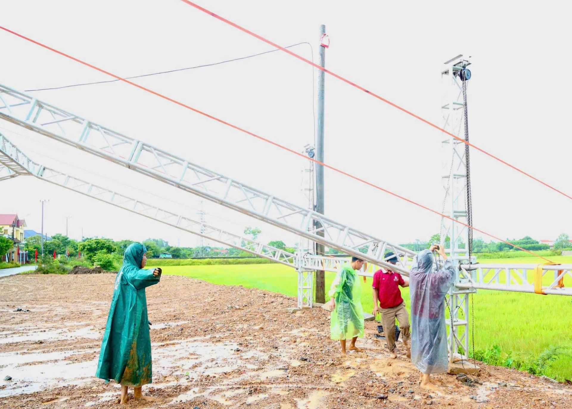 Các đơn vị đang khẩn trương chuẩn bị cho lễ khởi công dự án ở phường Đồng Sơn - Ảnh: M.Đ