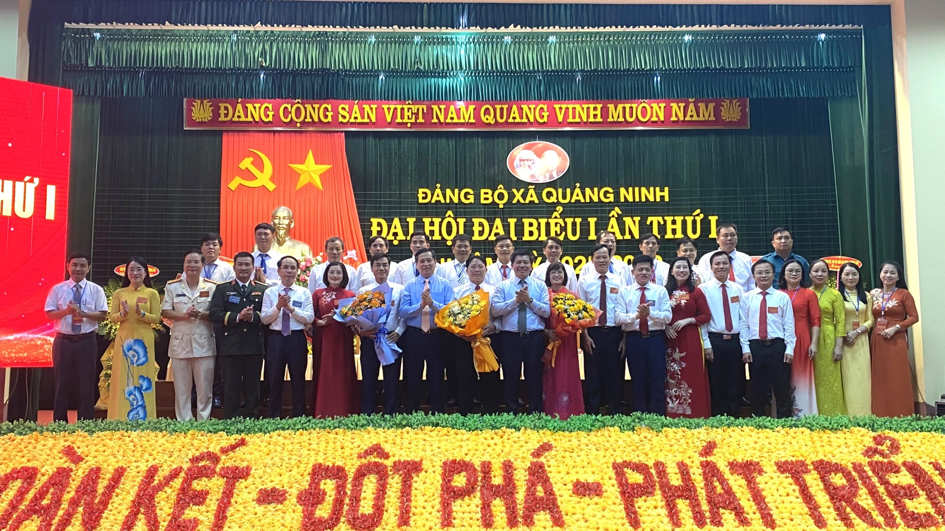 Ban chấp hành Đảng bộ xã Quảng Ninh, nhiệm kỳ 2025 -2030 ra mắt nhận nhiệm vụ