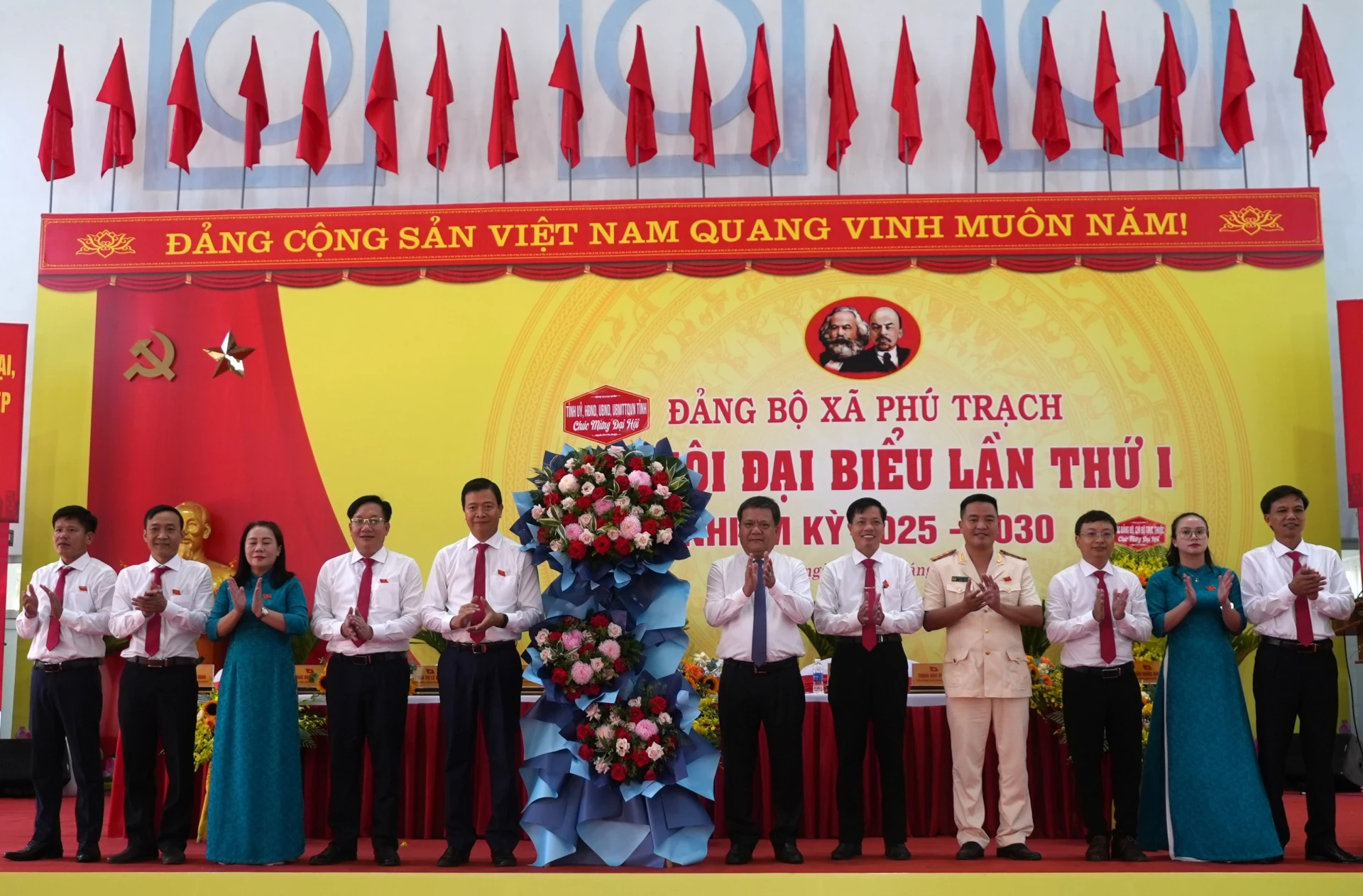 Phó Bí thư Tỉnh ủy, Chủ tịch UBND tỉnh Trần Phong tặng hoa cho Đoàn Chủ tịch đại hội - Ảnh: T.Đ