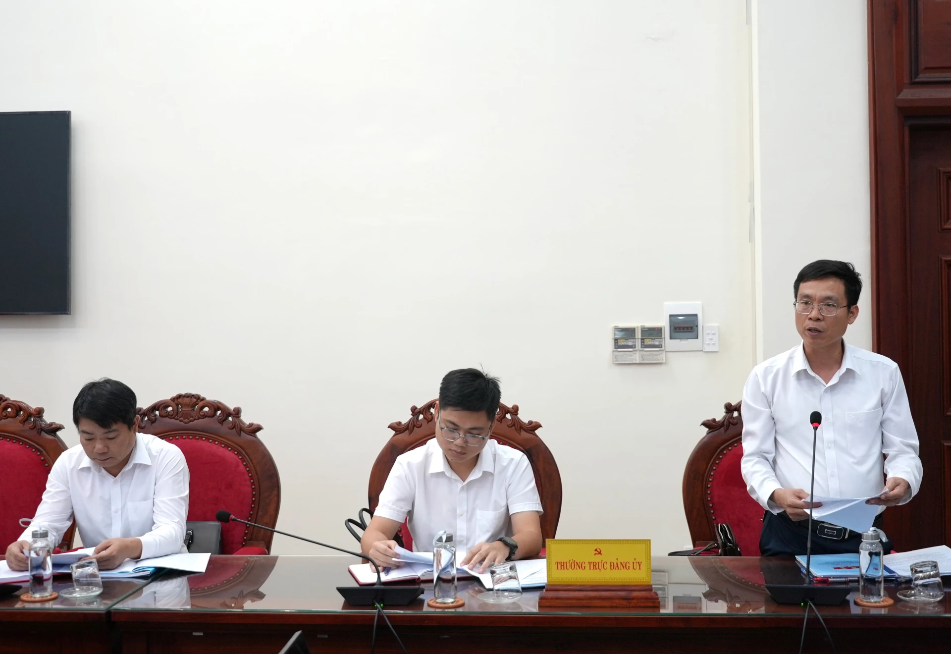 Thường trực Đảng ủy xã Bố Trạch báo cáo công tác chuẩn bị đại hội - Ảnh: T.Đ