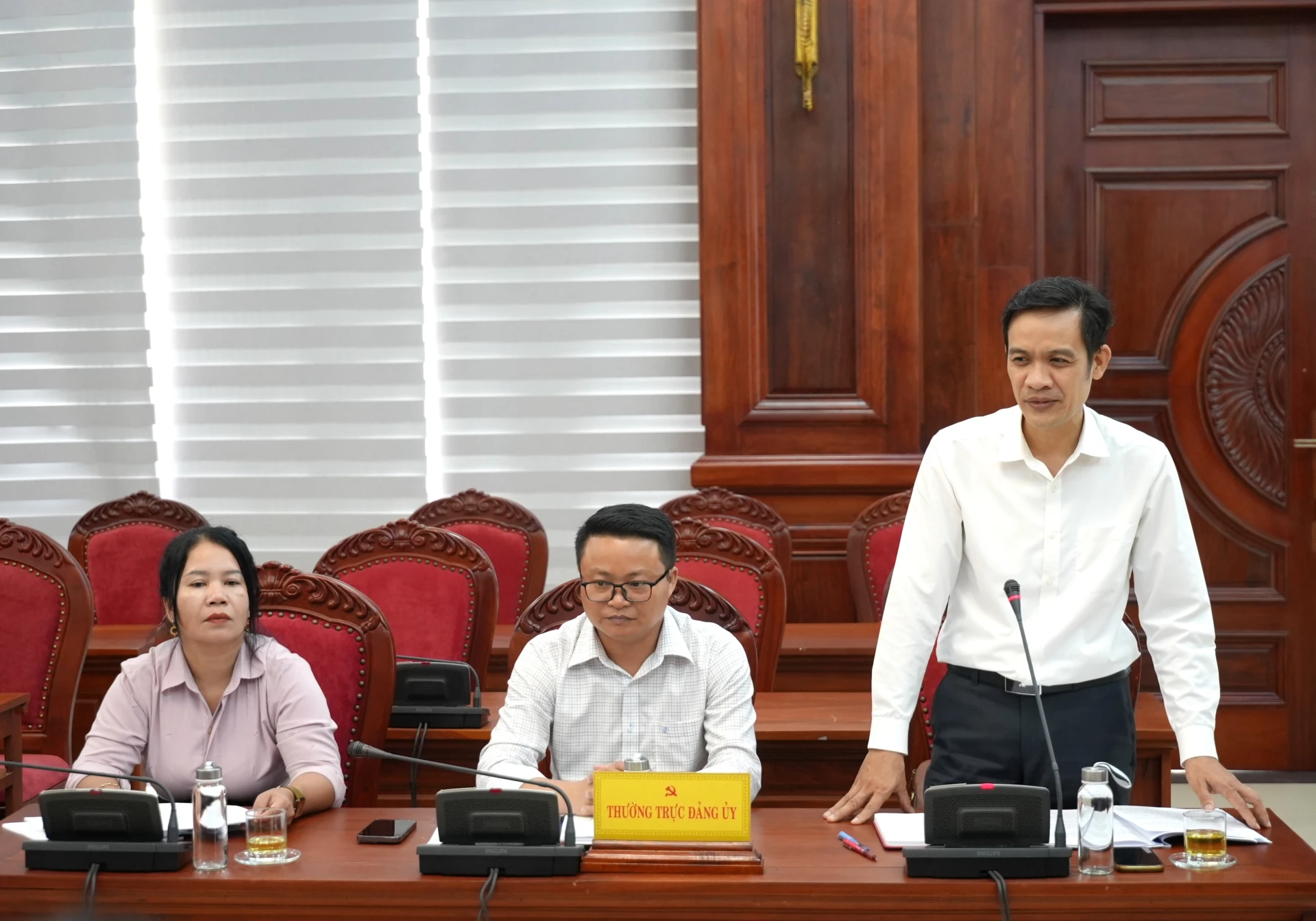 Thường trực Đảng ủy xã Dân Hóa báo cáo công tác chuẩn bị đại hội - Ảnh: T.Đ