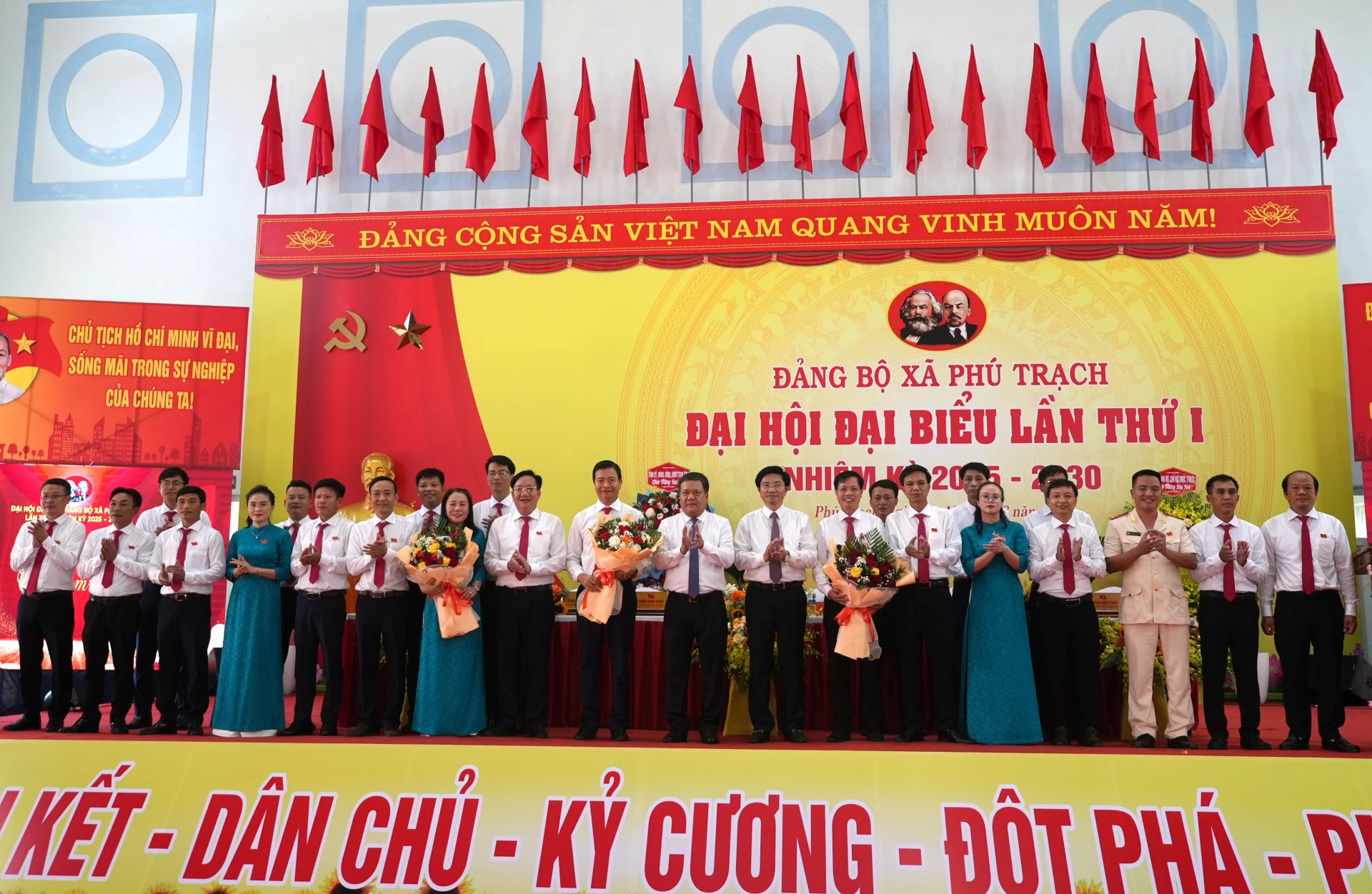 Phó Bí thư Tỉnh ủy, Chủ tịch UBND tỉnh Trần Phong tặng hoa cho Ban Chấp hành Đảng bộ xã Phú Trạch nhiệm kỳ mới - Ảnh: T.Đ