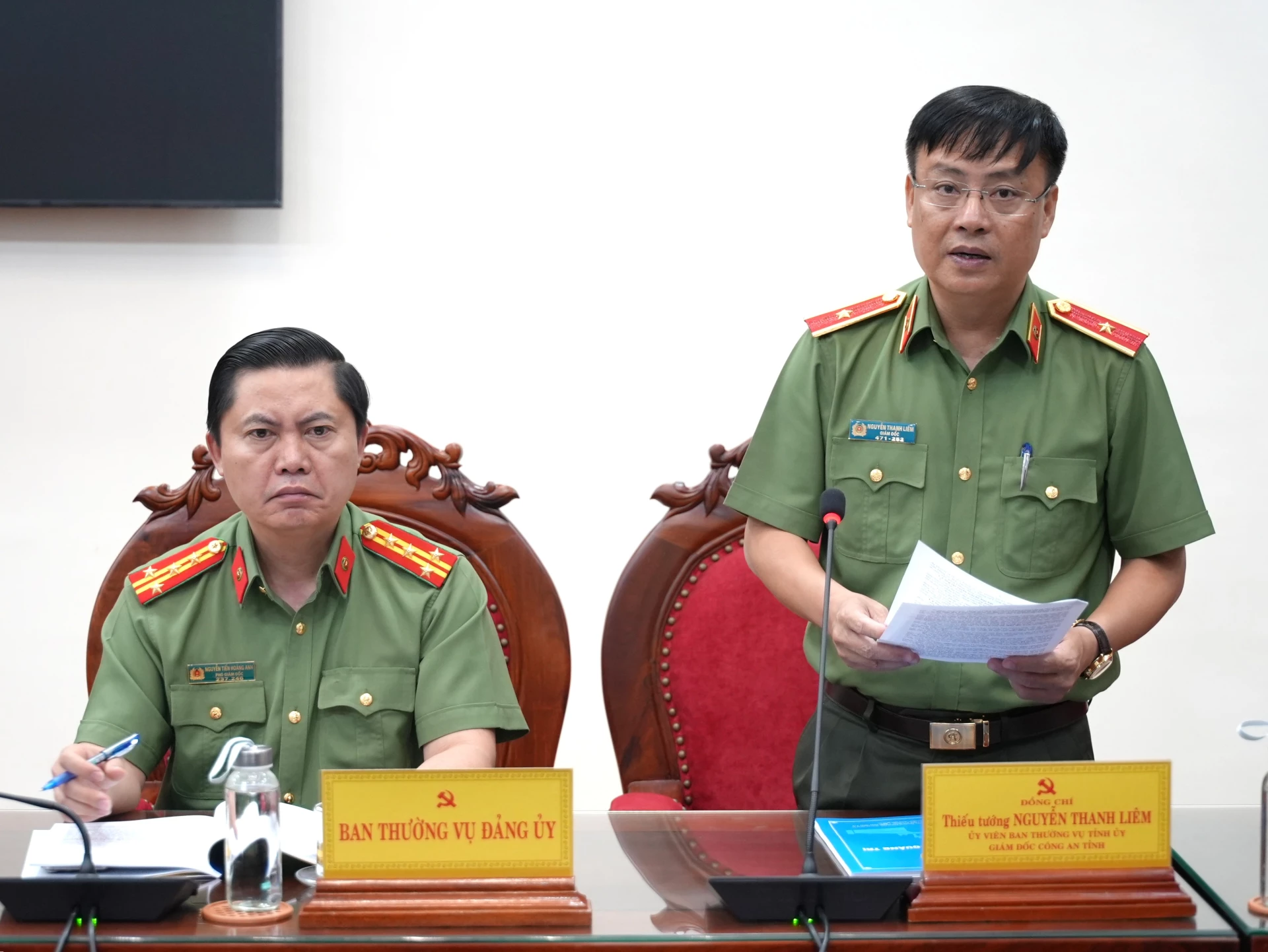 Thiếu tướng, Giám đốc Công an tỉnh Nguyễn Thanh Liêm báo cáo công tác chuẩn bị đại hội - Ảnh: T.Đ