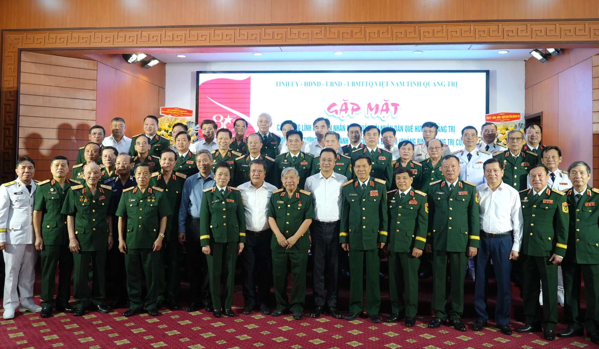 Các đồng chí trong Thường trực, Ban Thường vụ Tỉnh ủy Quảng Trị chụp ảnh lưu niệm cùng các tướng lĩnh Công an, Quân đội - Ảnh: T.Đ