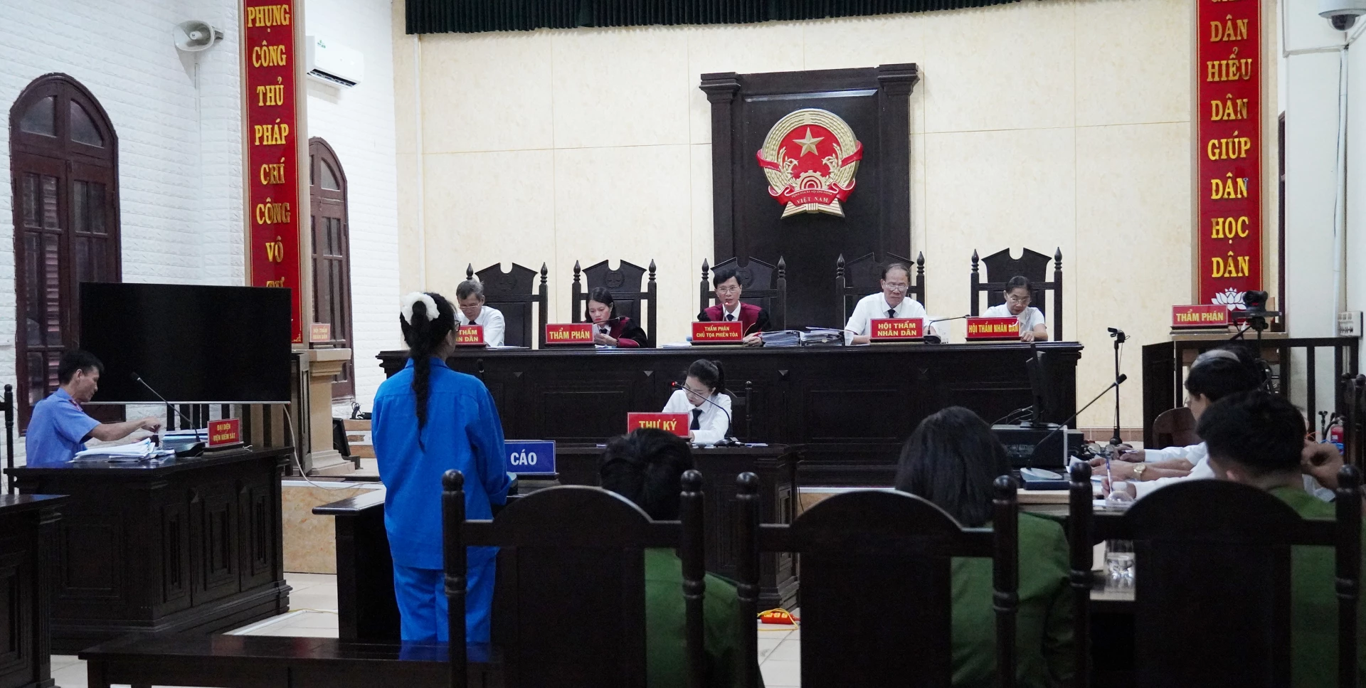 Quang cảnh phiên tòa.