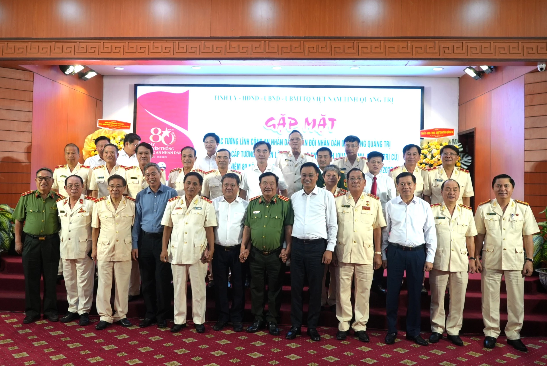 Các đồng chí trong Thường trực, Ban Thường vụ Tỉnh ủy Quảng Trị chụp ảnh lưu niệm cùng các tướng lĩnh Công an, Quân đội - Ảnh: T.Đ