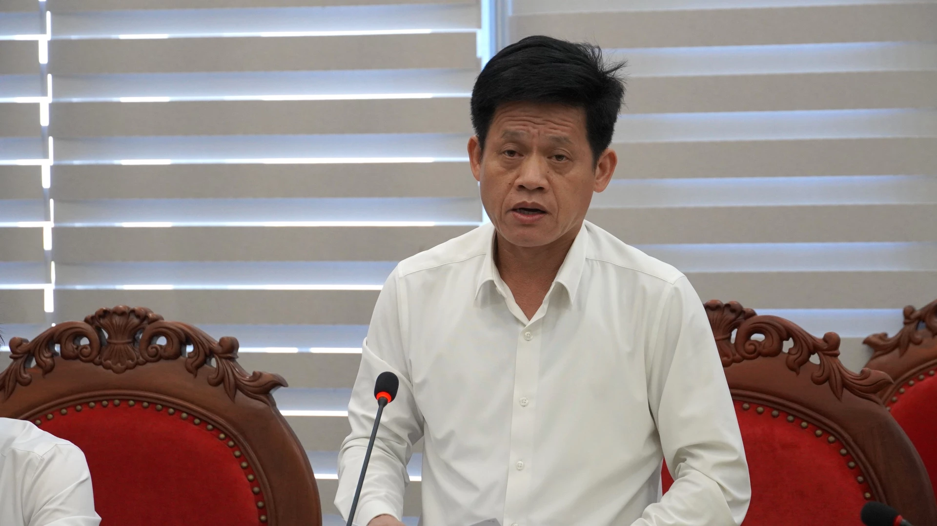 Chánh Văn phòng Tỉnh ủy Lê Văn Bảo báo cáo tại phiên họp - Ảnh: QV