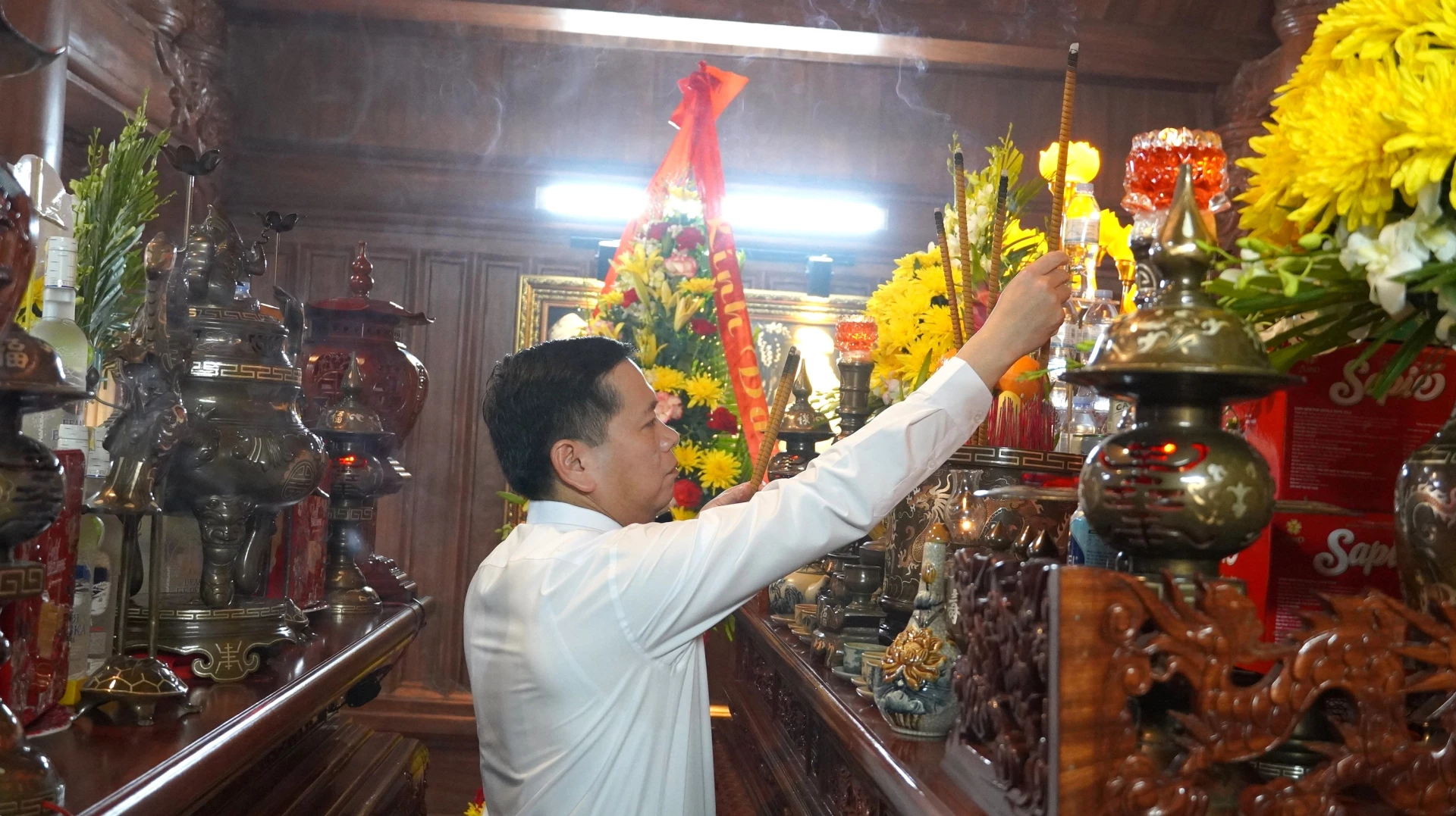 Phó Bí thư Thường trực Tỉnh ủy Nguyễn Long Hải dâng hương tưởng nhớ Chủ tịch Hồ Chí Minh và các Anh hùng liệt sĩ - Ảnh: QV