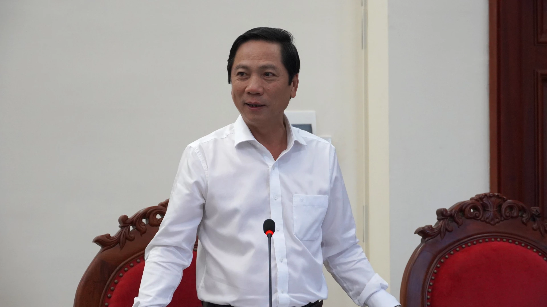 Phó Chủ tịch Thường trực UBND tỉnh Hoàng Nam phát biểu tại phiên họp - Ảnh: QV