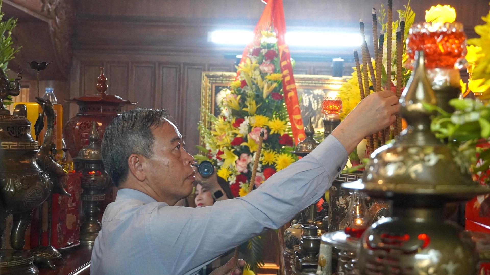 Phó Bí thư Tỉnh ủy, Chủ tịch HĐND tỉnh Nguyễn Đăng Quang dâng hương tưởng nhớ Chủ tịch Hồ Chí Minh và các Anh hùng liệt sĩ - Ảnh: QV