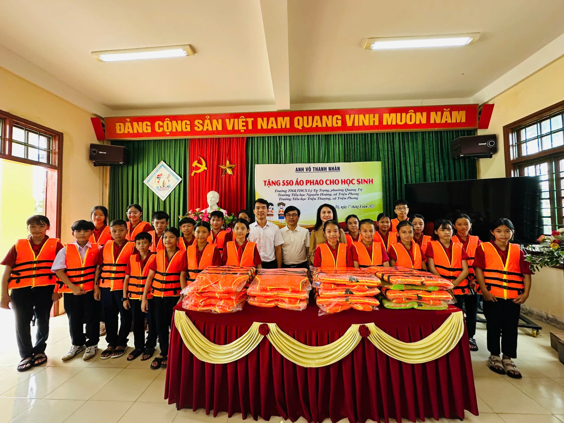 Hiệu trưởng Trường TH&THCS A Xing Nguyễn Mai Trọng địa diện nhà tài trợ trao áo phao cho các trường học - Ảnh: K.S