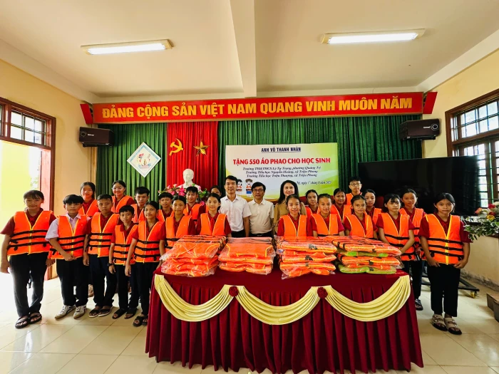 Trao tặng gần 1.000 áo phao cho học sinh vùng lũ