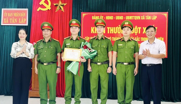 Tân Lập: Khen thưởng đột xuất các tập thể, cá nhân trong đợt đầu ra quân tấn công, trấn áp tội phạm