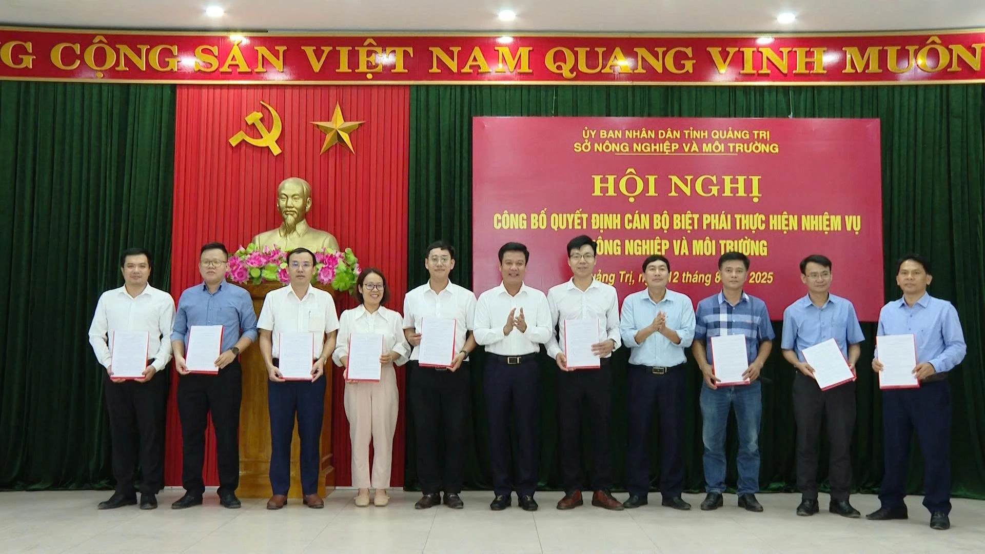 Lãnh đạo Sở NN - MT trao Quyết định biệt phái các CC, VC thực hiện nhiệm vụ tại xã, phường. 