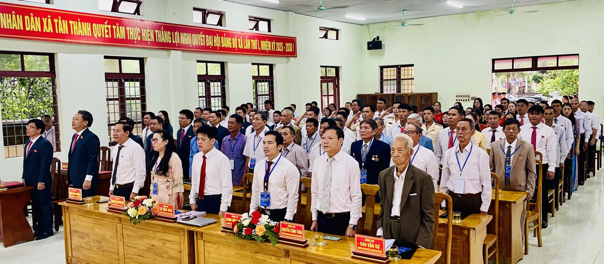 Các đại biểu dự đại hội thực hiện nghi thức chào cờ - Ảnh: Đ.A