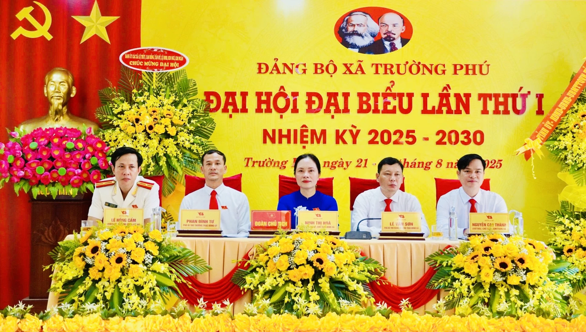 Đoàn Chủ tịch điều hành đại hội - Ảnh: Đ.A