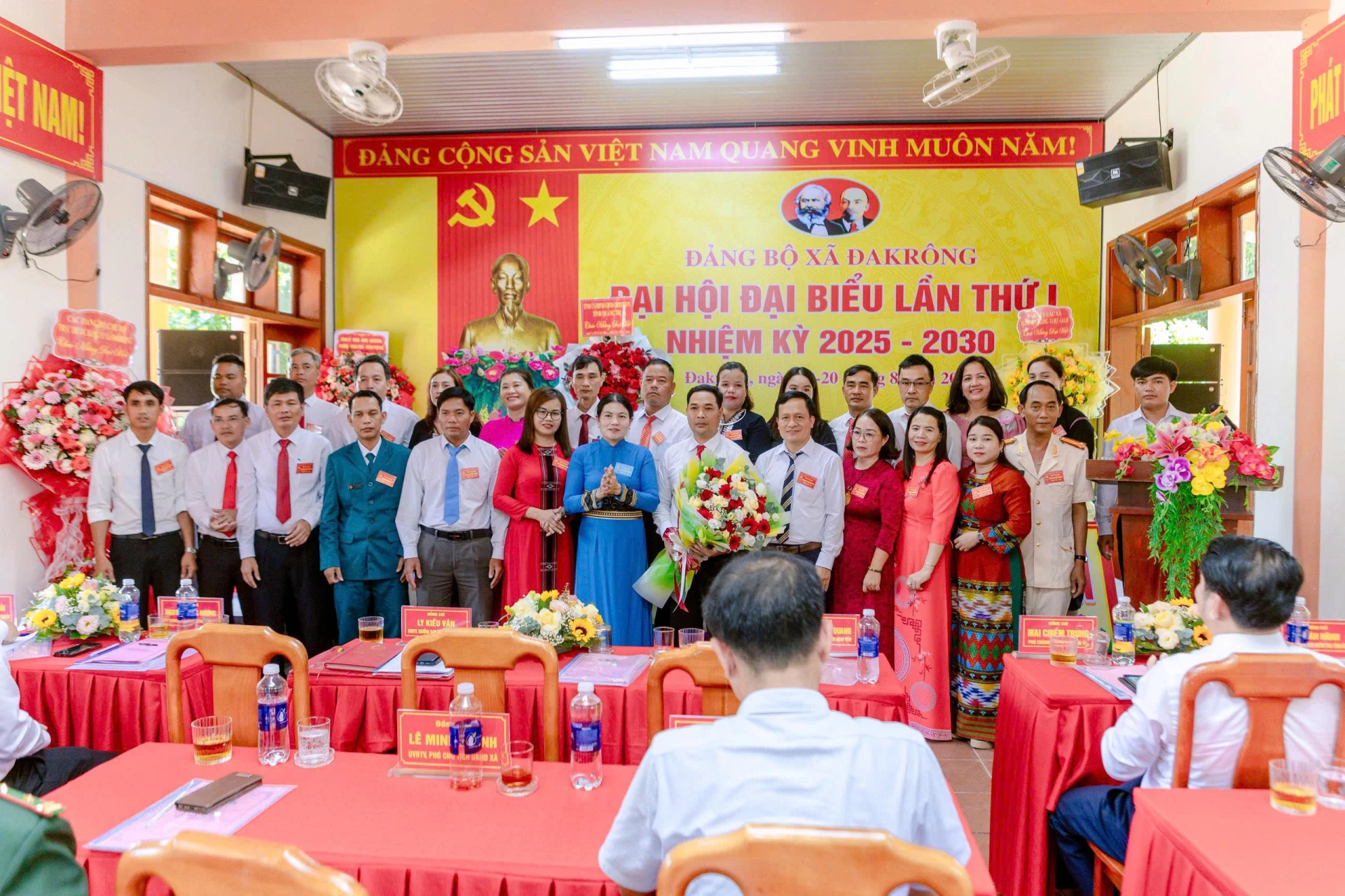 Đồng chí Ly Kiều Vân - Ủy viên Ban Thường vụ Tỉnh ủy, Trưởng Ban Nội chính Tỉnh ủy tặng hoa chúc mừng BCH Đảng bộ xã Đakrông - Ảnh: M.N 