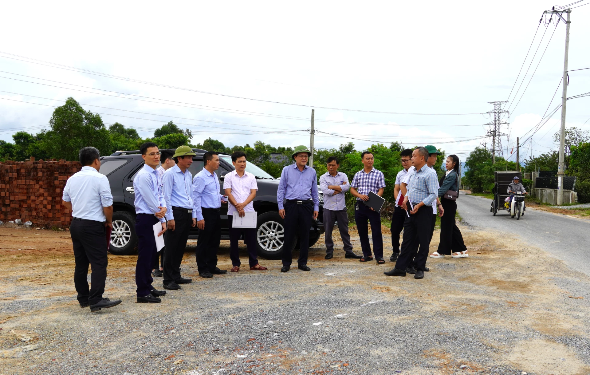 Phó Chủ tịch UBND tỉnh Phan Phong Phú và đoàn công tác kiểm tra tiến độ GPMB tại xã Quảng Trạch. Ảnh: H.Tr.