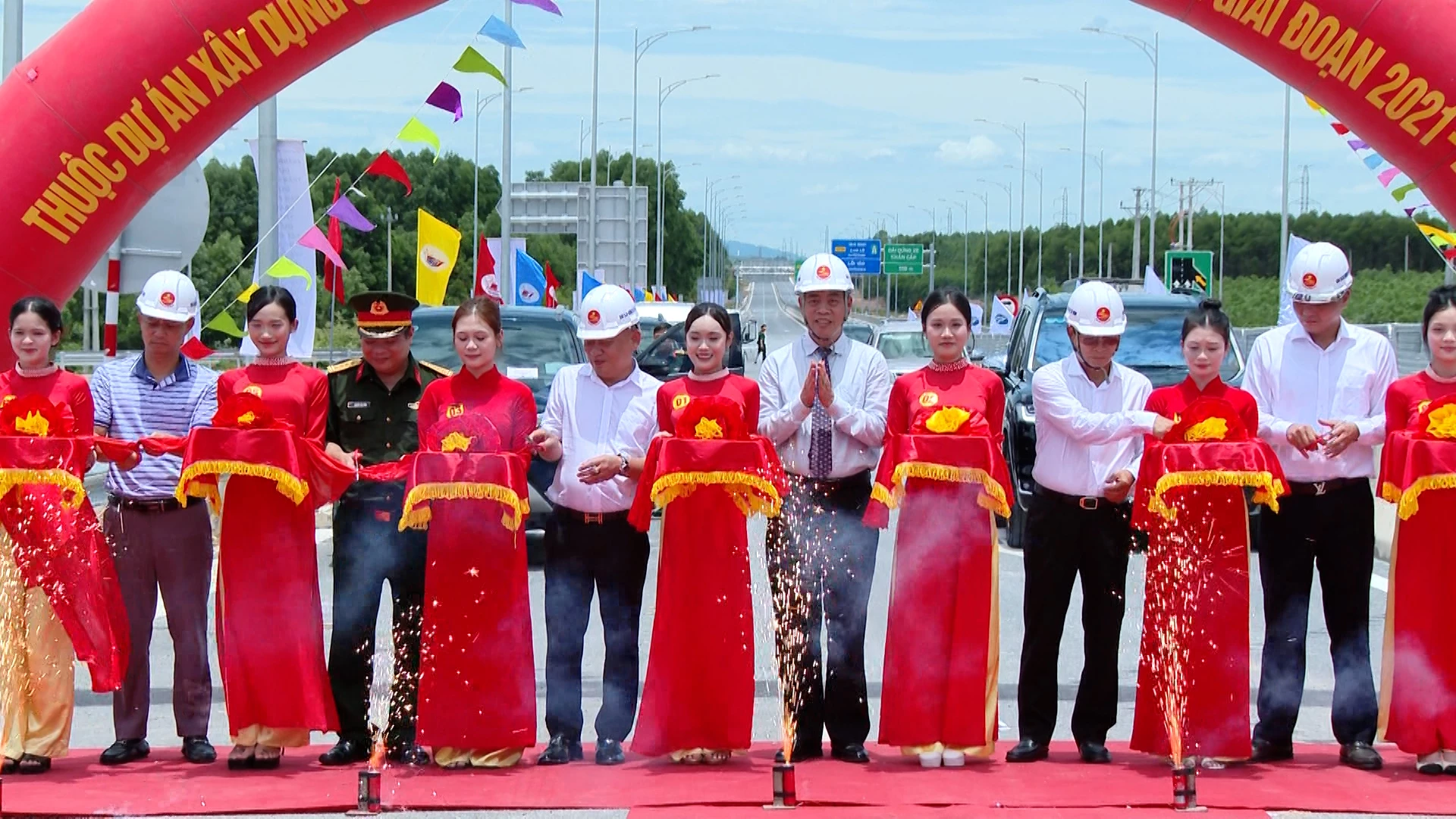 Đồng chí Phó Bí thư Tỉnh ủy, Chủ tịch HĐND tỉnh Nguyễn Đăng Quang cùng đại diện một số sở, ban, ngành tham gia nghi thức cắt băng khánh thành - Ảnh: B.C 
