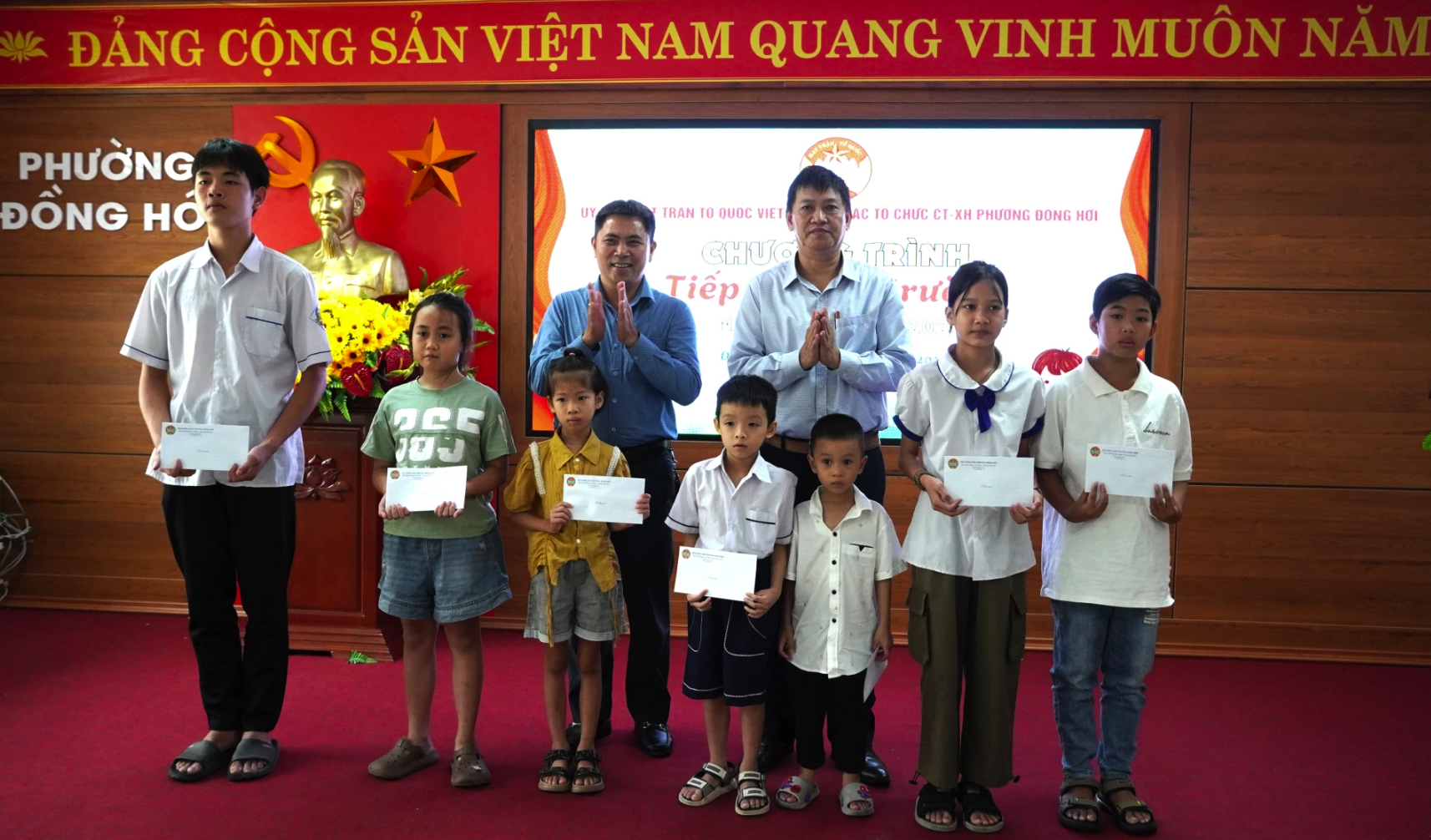 Đại diện tổ chức đoàn thể và nhà hảo tâm trao học bổng cho các em học sinh. Ảnh: H.Tr