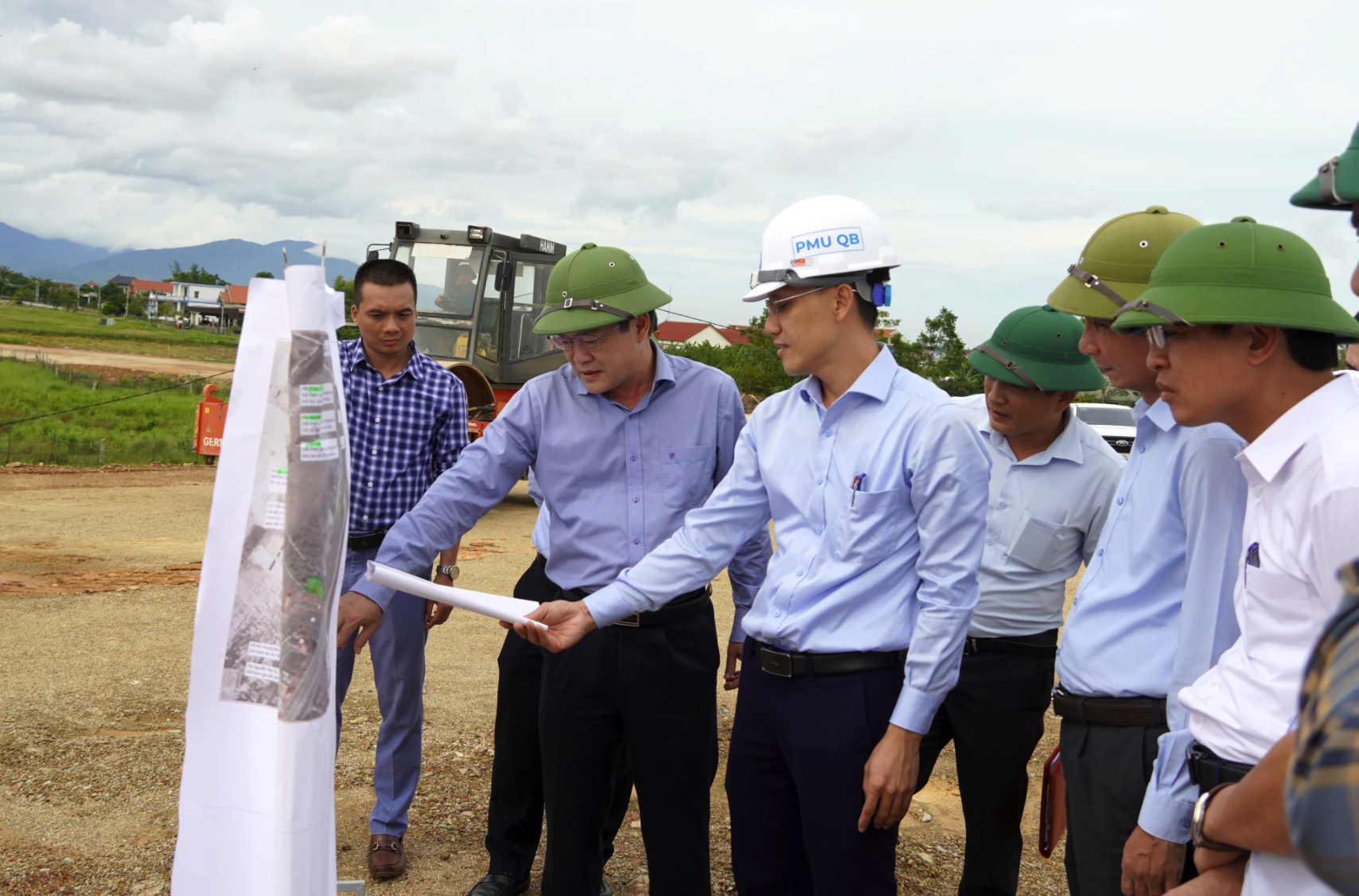 Sở Xây dựng báo cáo tiến độ thực hiện Dự án thành phần 1-Đầu tư xây dựng Quốc lộ 12A đoạn tránh thị xã Ba Đồn. Ảnh: H.Tr.