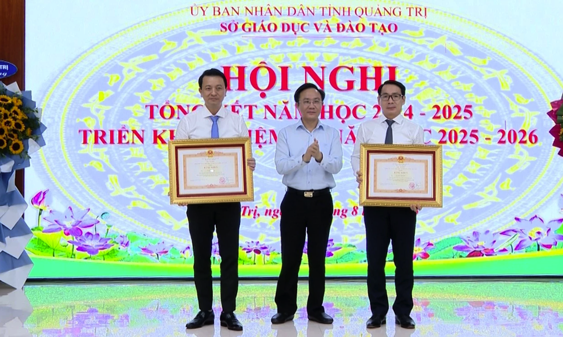 Phó Chủ tịch UBND tỉnh Hoàng Xuân Tân trao bằng khen của Thủ tướng Chính phủ cho 2 cá nhân thuộc Sở Giáo dục và Đào tạo - Ảnh: B.C