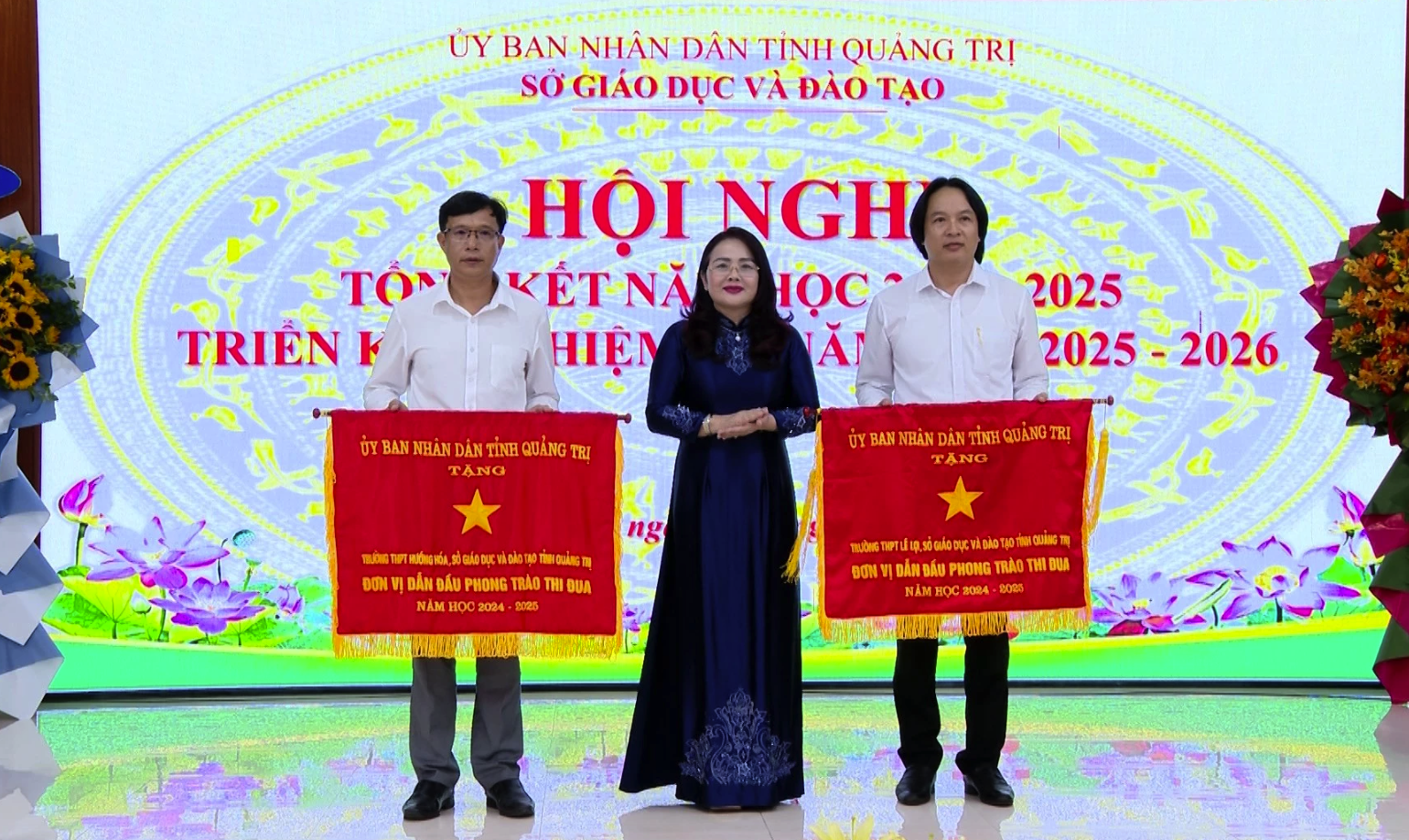 Lãnh đạo Sở Giáo dục và Đào tạo trao cờ thi đua của UBND tỉnh cho 2 tập thể - Ảnh: B.C
