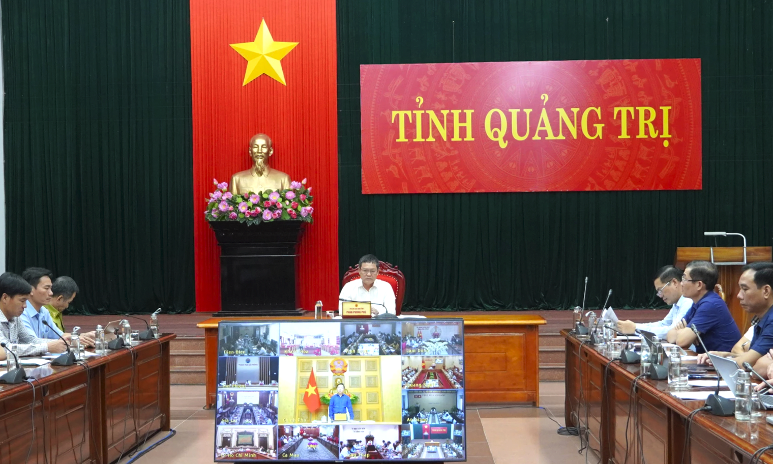 Phó Chủ tịch UBND tỉnh Phan Phong Phú và các đại biểu dự hội nghị tại điểm cầu tỉnh Quảng Trị. Ảnh: H.Tr