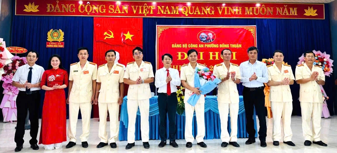   Lãnh đạo phường Đồng Thuận tặng hoa chúc mừng Ban Chấp hành Đảng bộ Công an phường Đồng Thuận khóa I, nhiệm kỳ 2025-2030. Ảnh: HT.