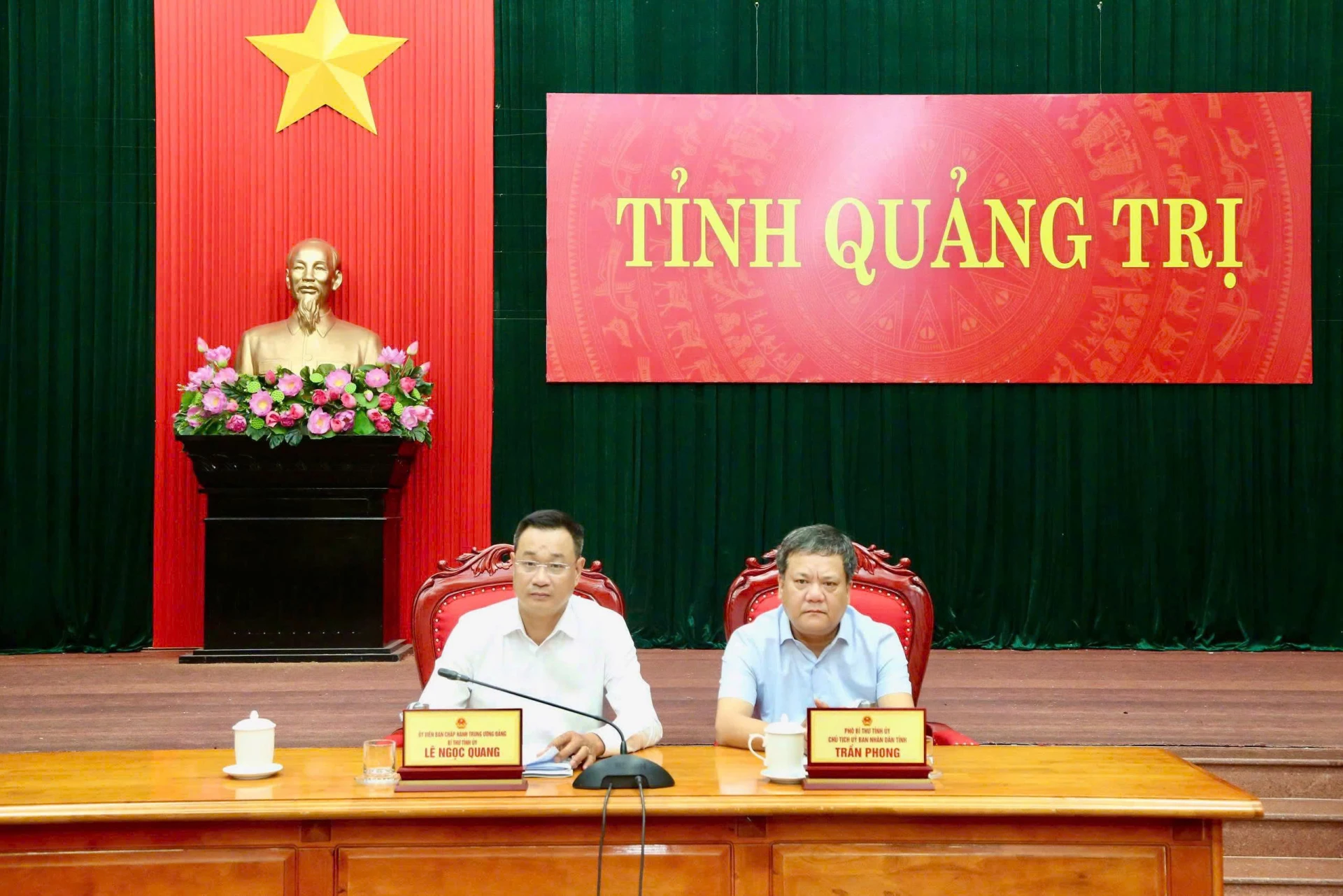 Bí thư Tỉnh ủy Lê Ngọc Quang và Chủ tịch UBND tỉnh Trần Phong tham dự hội nghị tại điểm cầu Quảng Trị - Ảnh: Minh Đức