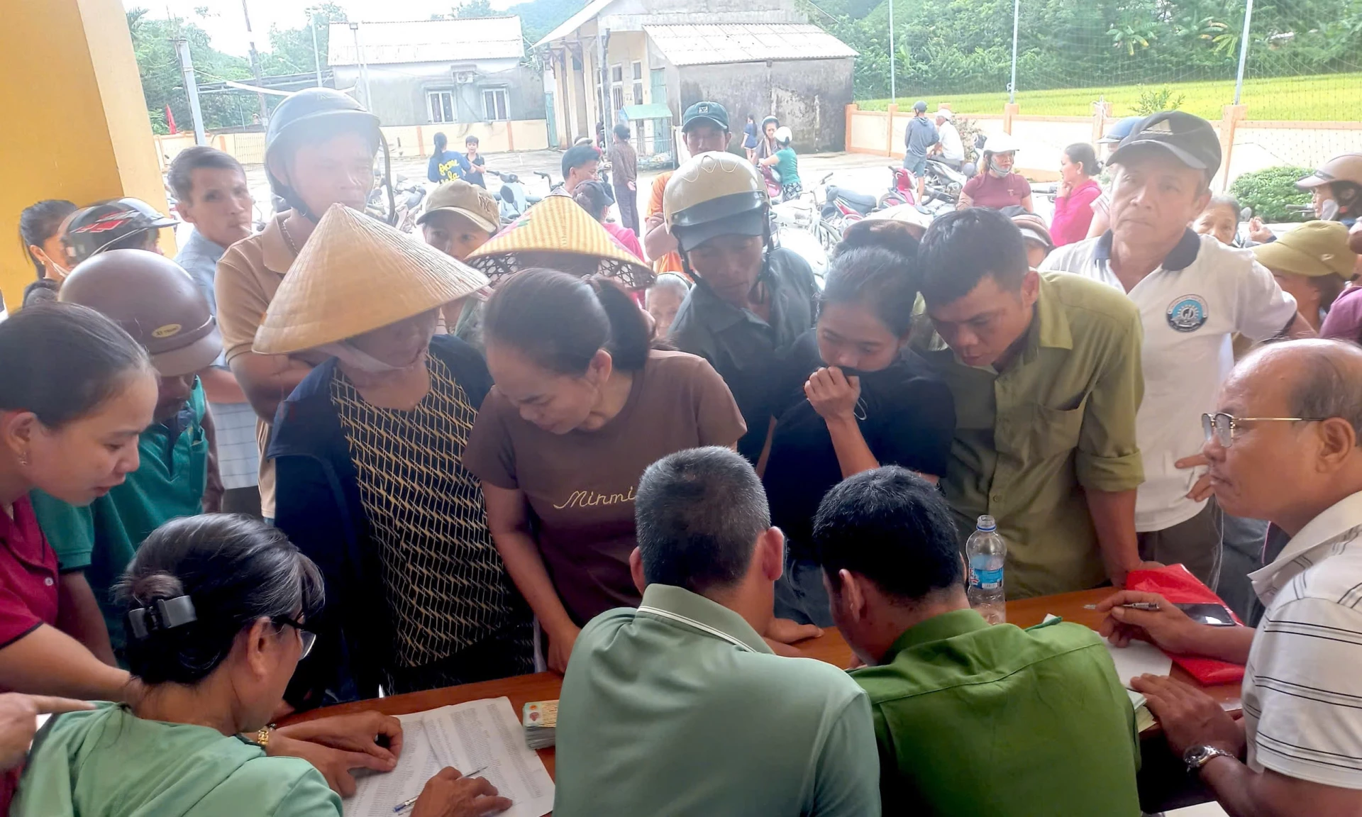 Người dân xã Ba Lòng nhận quà tặng 100.000 đồng/người nhân dịp kỷ niệm 80 năm Cách mạng tháng Tám và Quốc khánh 2/9 - Ảnh: CTV