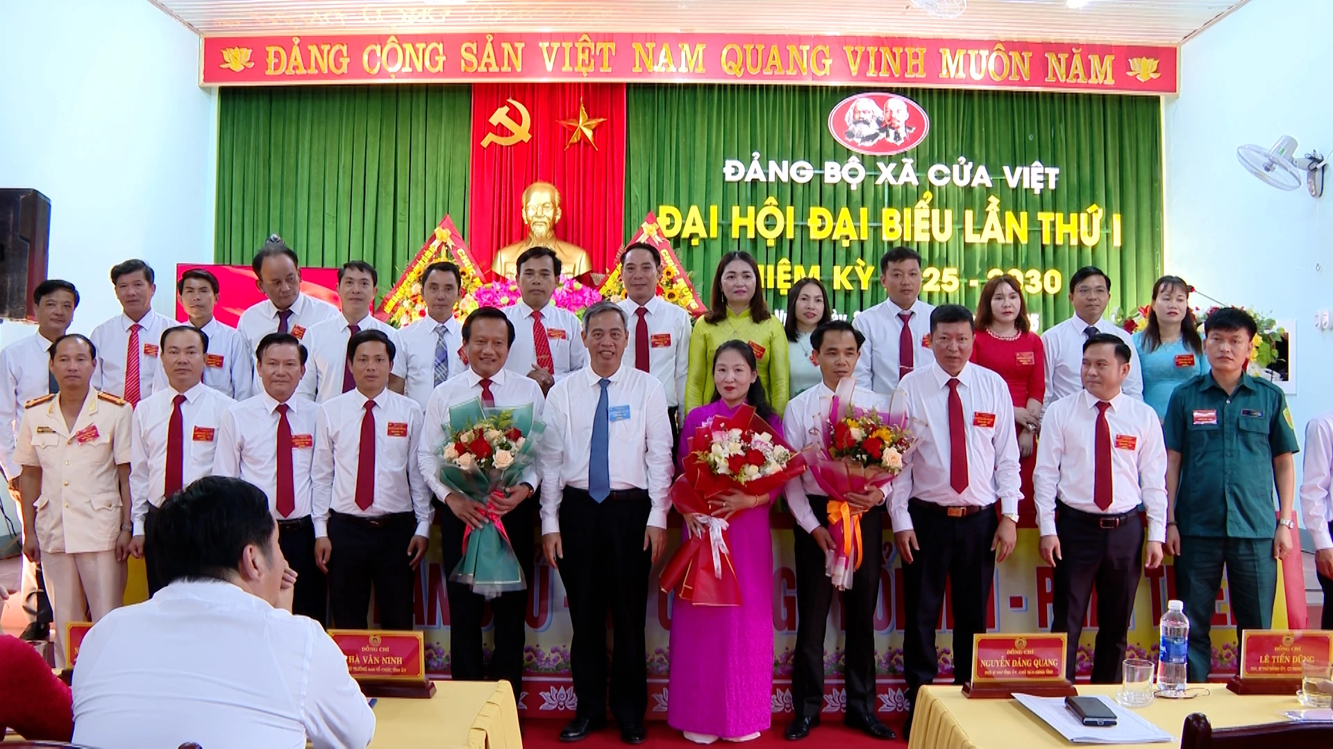 Đồng chí Phó Bí thư Tỉnh ủy, Chủ tịch HĐND tỉnh tặng hoa BCH Đảng bộ xã Cửa Việt - Ảnh: B.C