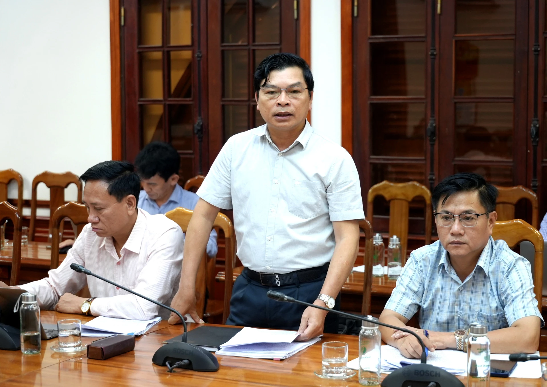 Đại diện lãnh đạo Ban Quản lý Khu Kinh tế tỉnh đề xuất phương án xử lý các dự án chậm tiến độ - Ảnh: T.Đ