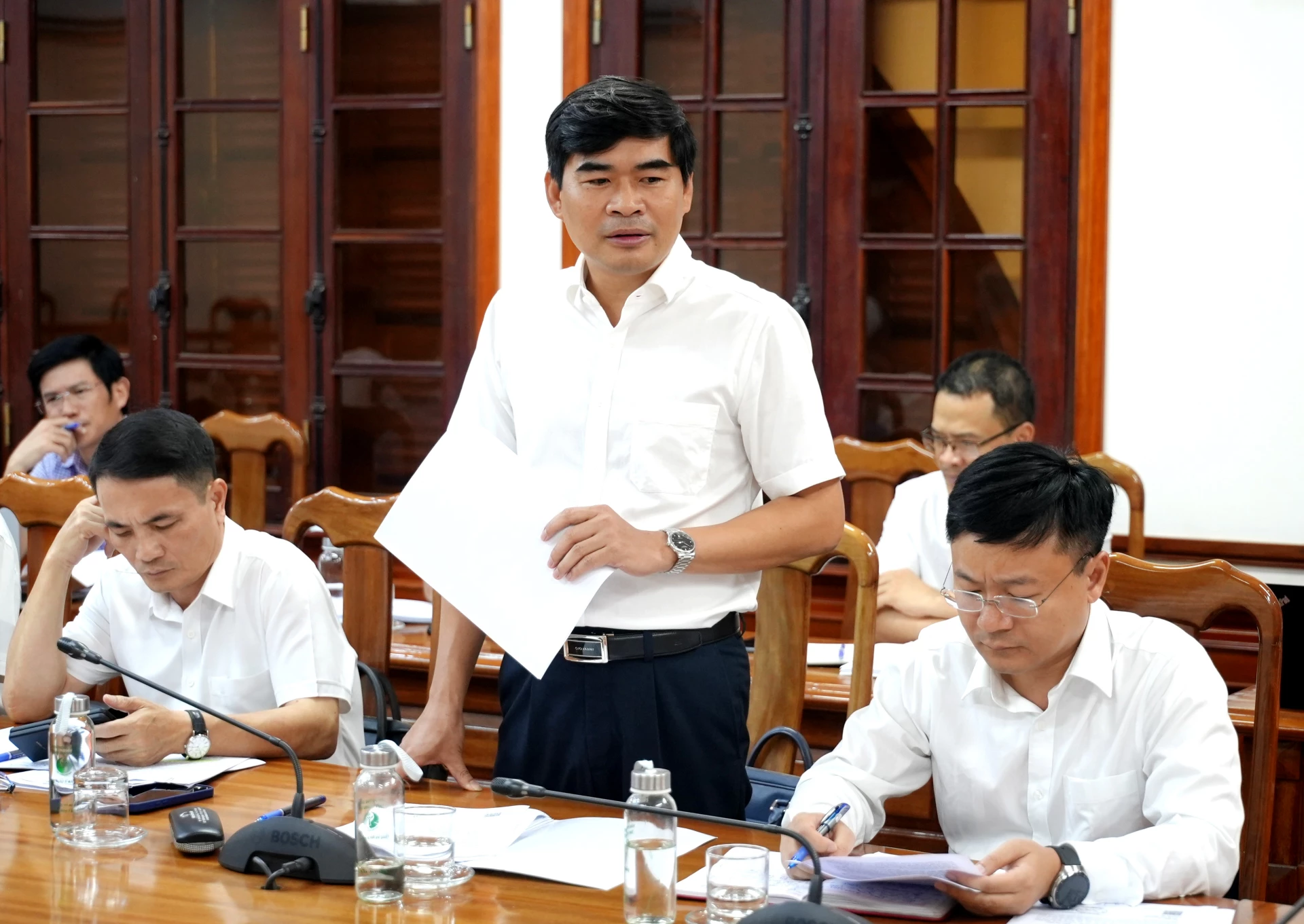 Đại diện lãnh đạo Sở Tài chính báo cáo về các dự án chậm tiến độ - Ảnh: T.Đ