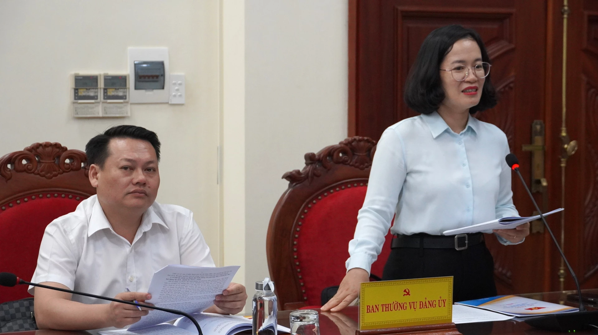 Thường trực Đảng ủy phường Bắc Gianh báo cáo công tác chuẩn bị đại hội - Ảnh: QV