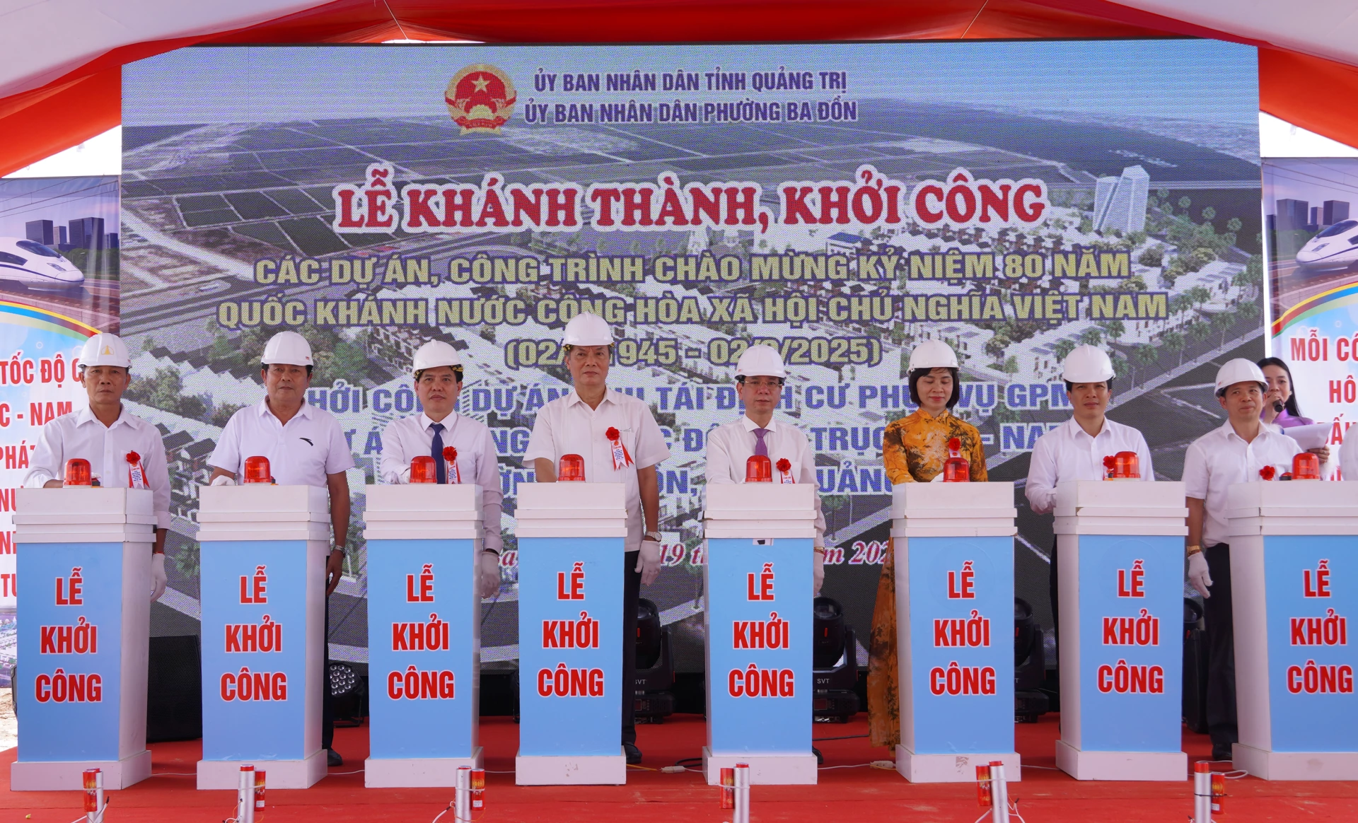 Các đại biểu bấm nút khởi công Dự án - Ảnh: N.H  