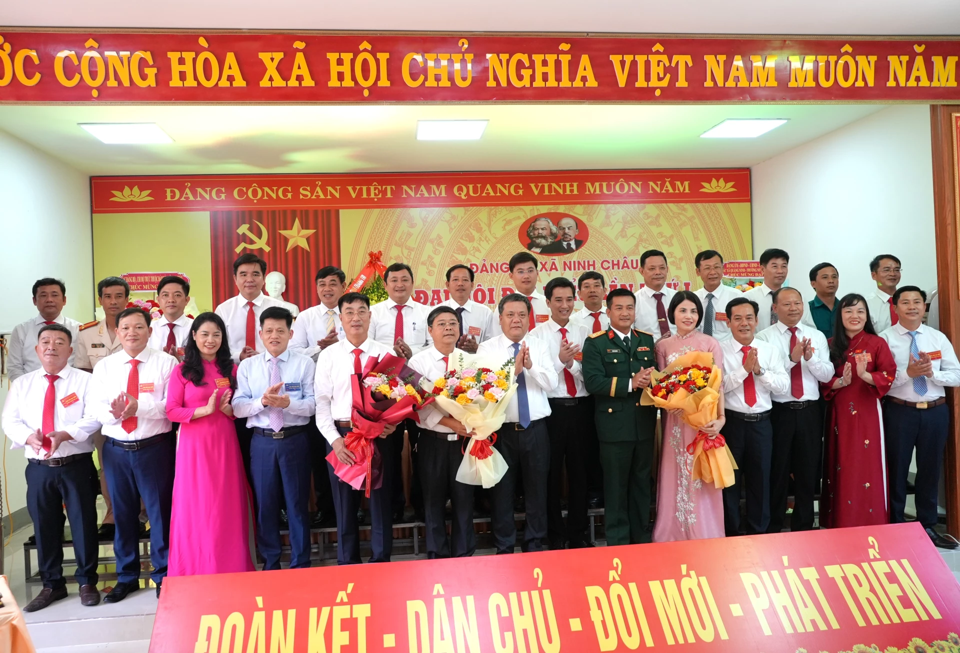 Phó Bí thư Tỉnh ủy, Chủ tịch UBND tỉnh Trần Phong tặng hoa cho Ban chấp hành Đảng bộ xã Ninh Châu nhiệm kỳ mới
