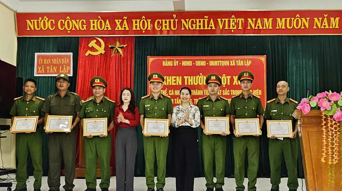 Lãnh đạo xã Tân Lập trao giấy khen cho các cá nhân đã lập thành tích xuất sắc trong đợt tấn công, trấn áp tội phạm trên địa bàn xã - Ảnh: K.S