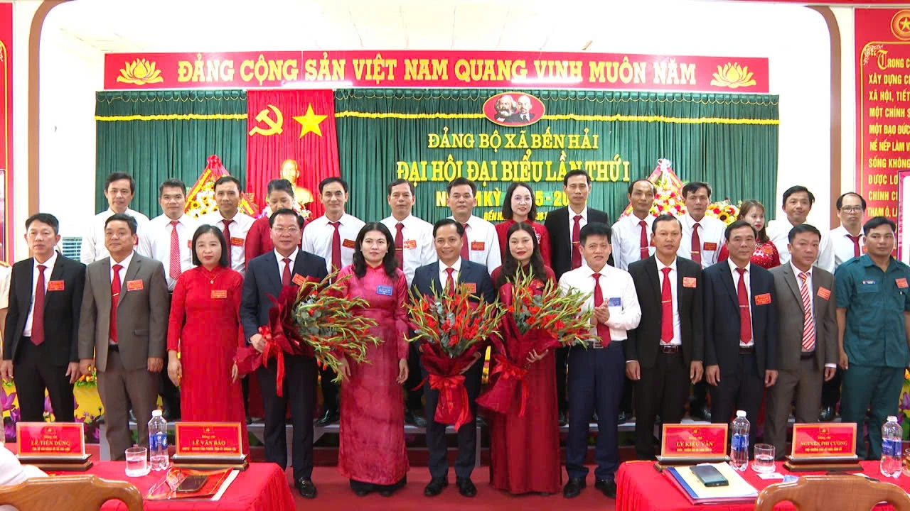 Các UVBTV Tỉnh uỷ tặng hoa chúc mừng BCH Đảng bộ xã Bến Hải nhiệm kỳ 2025 - 2030 - Ảnh: QN