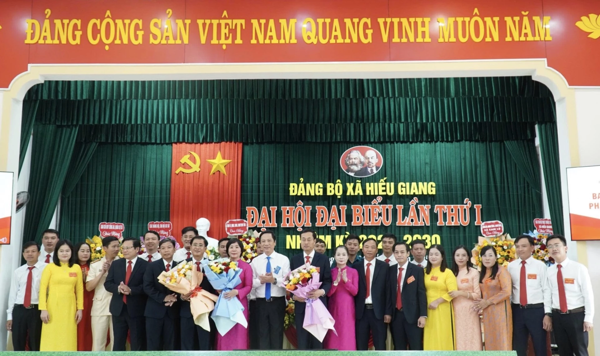 Lãnh đạo tỉnh tặng hoa chúc mừng Ban Chấp hành Đảng bộ xã Hiếu Giang nhiệm kỳ 2025 - 2030
