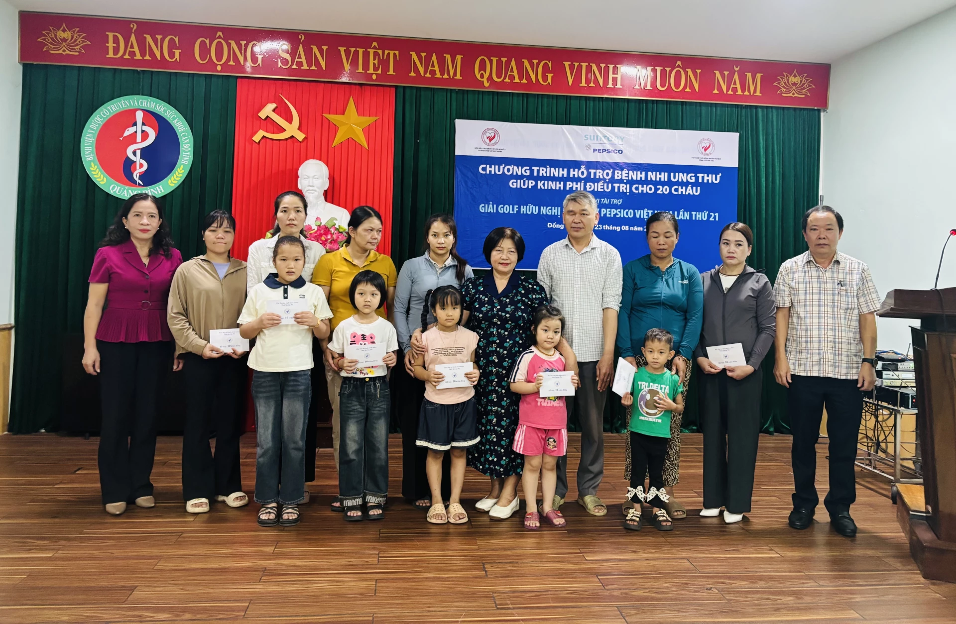 Bệnh nhi ung thư trên địa bàn tỉnh được trao kinh phí hỗ trợ điều trị - Ảnh: Kim Hoa