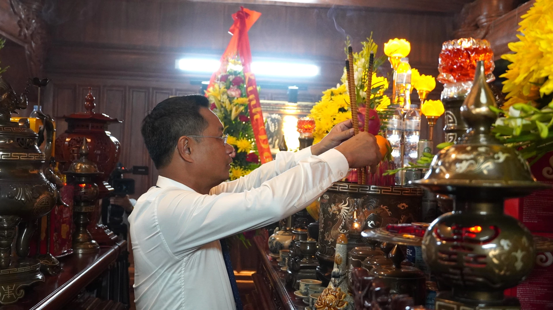 Bí thư Tỉnh ủy Lê Ngọc Quang dâng hương tưởng nhớ Chủ tịch Hồ Chí Minh và các Anh hùng liệt sĩ - Ảnh: QV