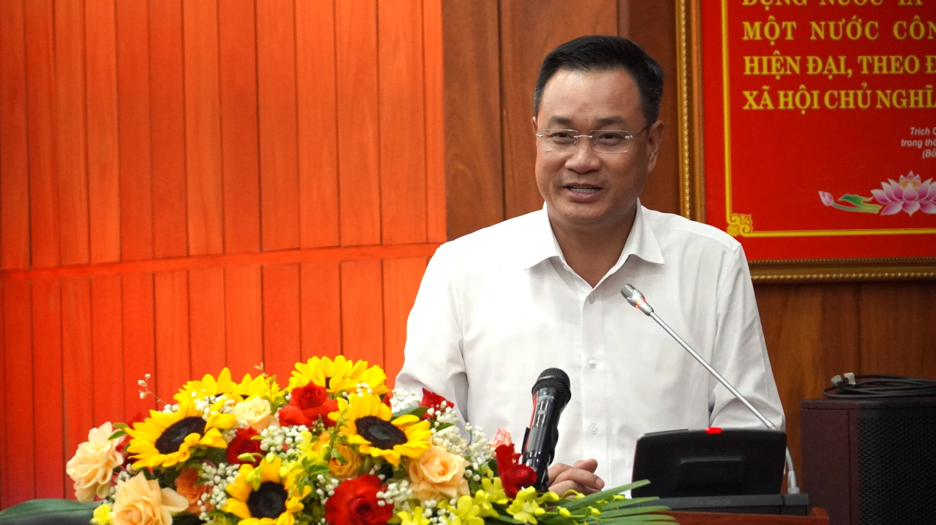 Bí thư Tỉnh ủy Lê Ngọc Quang phát biểu tiếp thu các ý kiến tại buổi gặp mặt - Ảnh: QV
