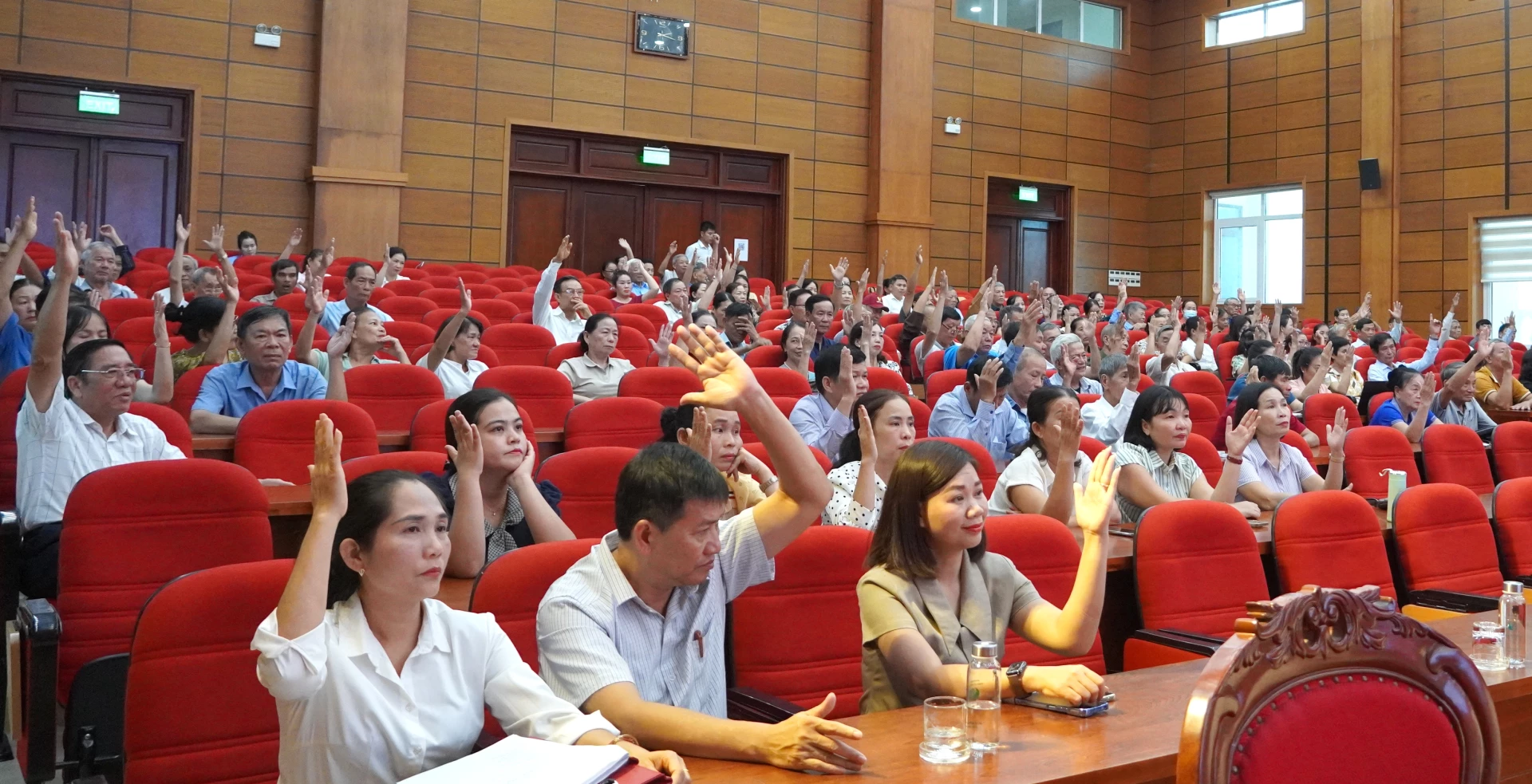 100% Ủy viên Ủy ban MTTQVN phường Đồng Hới nhiệm kỳ 2024- 2029 biểu quyết thông qua dự thảo nghị quyết về công tác nhân sự. Ảnh: HT