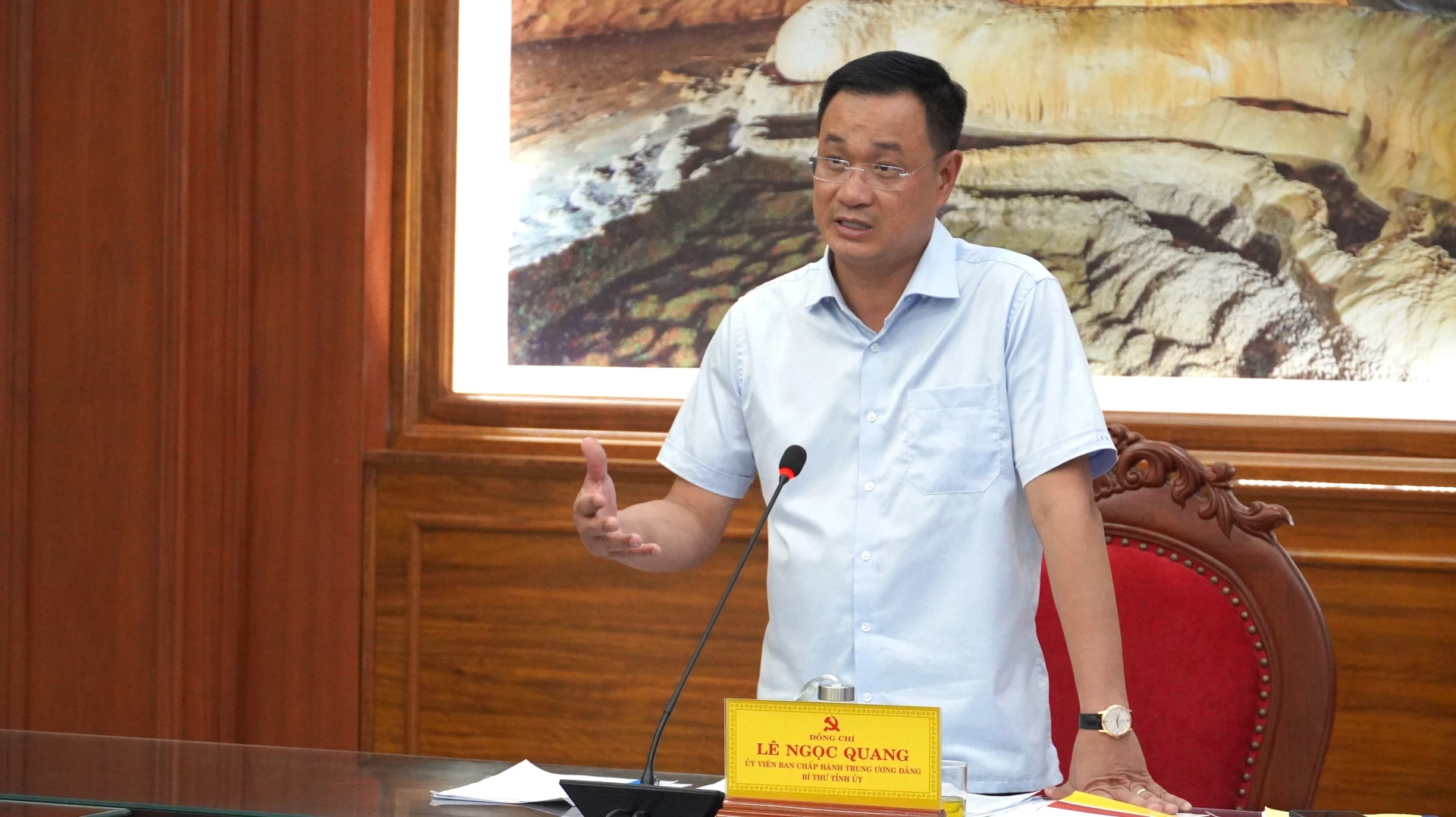 Bí thư Tỉnh ủy Lê Ngọc Quang đề nghị các địa phương phải đặt mục tiêu phấn đấu cao hơn trong nhiệm kỳ mới - Ảnh: QV