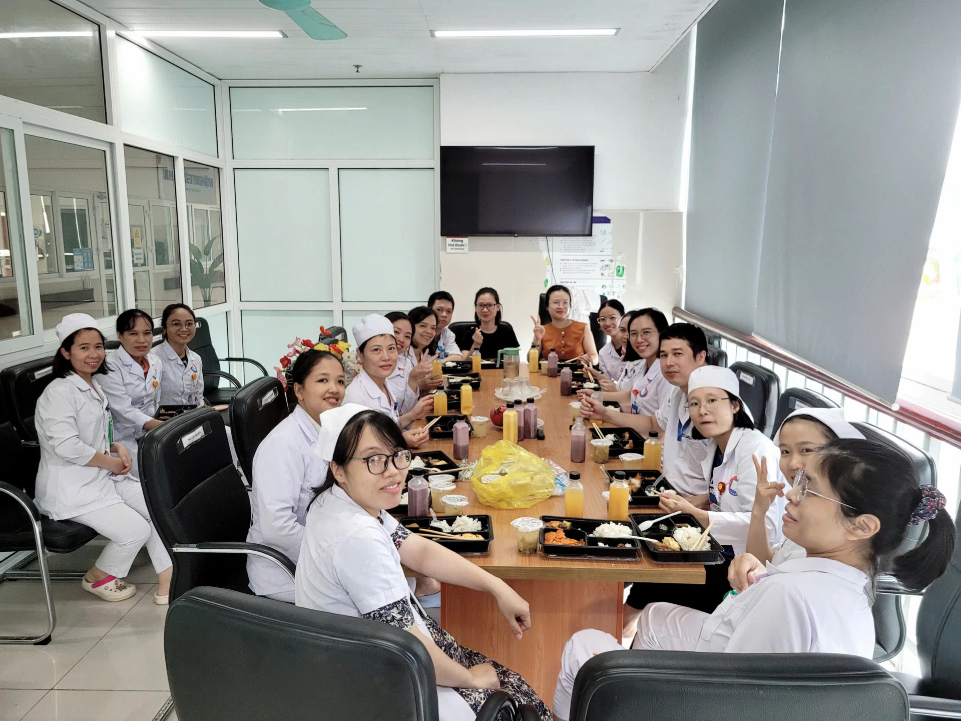 Bữa cơm công đoàn góp phần xây dựng môi trường làm việc ấm áp, nhân văn, củng cố tình đoàn kết, gắn bó của đội ngũ cán bộ, nhân viên y tế.