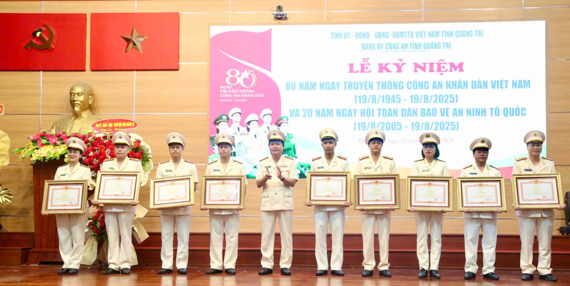 Lãnh đạo Công an tỉnh trao bằng khen của Thủ tướng Chính phủ cho các cá nhân - Ảnh: M.Đ
